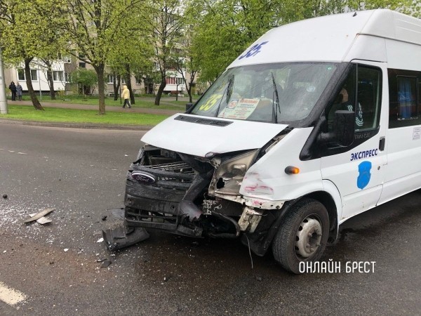 В Бресте столкнулись маршрутка с пассажирами и легковой автомобиль