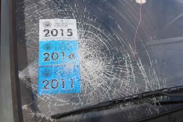 Мальчик бросил камушек в забор. Он отскочил рикошетом и повредил машину. Кто ответит?