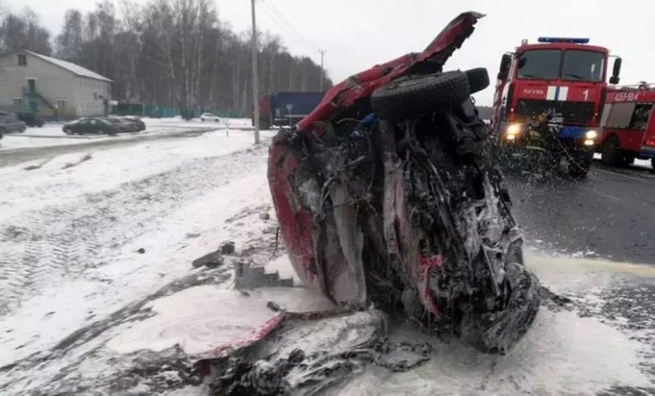 Водитель Infiniti обгонял на скорости 156 км/ч и влетел во встречный Volkswagen Водитель Infiniti обгонял на скорости 156 км/ч и влетел во встречный Volkswagen