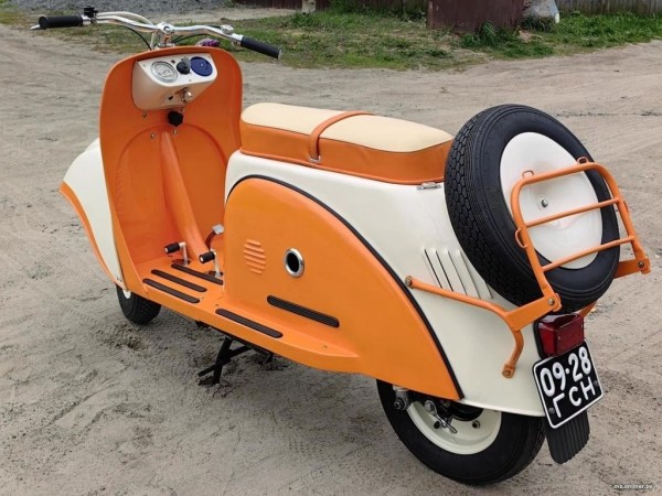 Белорус восстанавливает советские мотороллеры на продажу Белорус восстанавливает советские мотороллеры на продажу