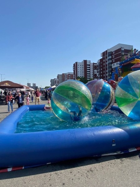 Небольшой фоторепортаж. Сегодня у торгового центра «Экватор» в Бресте
Небольшой фоторепортаж. Сегодня у торгового центра «Экватор» в Бресте