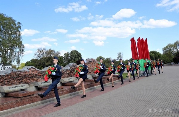 
                Читатель: Возложение венков к пилонам городов-героев в Брестской крепости
            