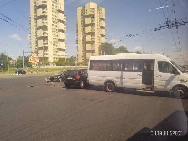 Очевидец: ДТП в Бресте на перекрестке Московская - Партизанский
Очевидец: ДТП в Бресте на перекрестке Московская - Партизанский