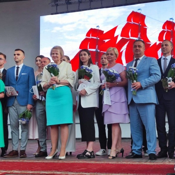 Праздник для выпускников «Алые паруса» прошел в Бресте Праздник для выпускников «Алые паруса» прошел в Бресте
