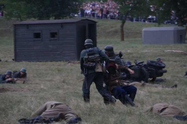 Около 250 белорусских и зарубежных реконструкторов воссоздали эпизоды обороны Брестской крепости Около 250 белорусских и зарубежных реконструкторов воссоздали эпизоды обороны Брестской крепости