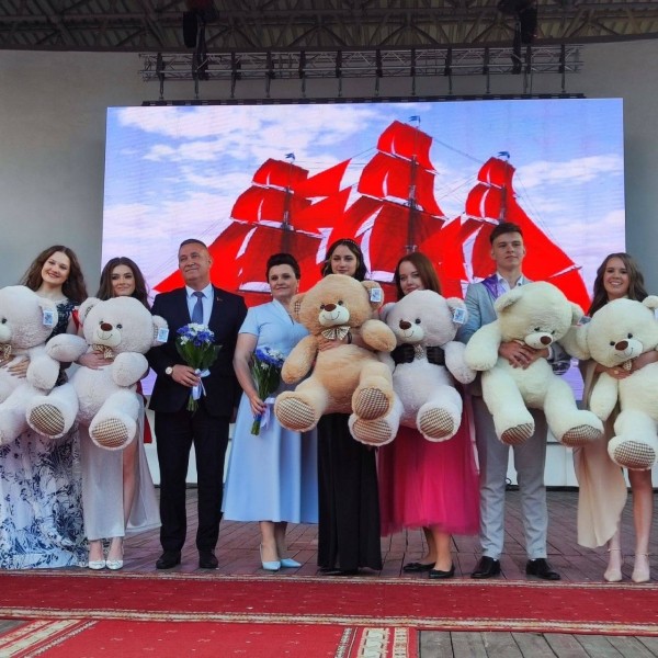 Праздник для выпускников «Алые паруса» прошел в Бресте Праздник для выпускников «Алые паруса» прошел в Бресте