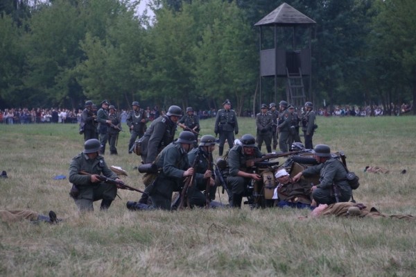 Около 250 белорусских и зарубежных реконструкторов воссоздали эпизоды обороны Брестской крепости Около 250 белорусских и зарубежных реконструкторов воссоздали эпизоды обороны Брестской крепости