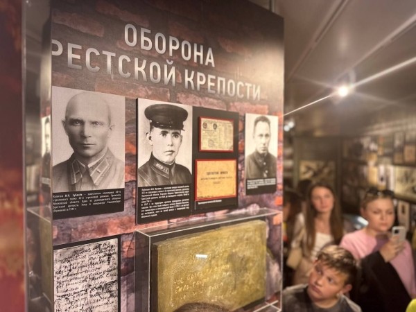 У кинотеатра «Беларусь» начала работу выездная передвижная экспозиция Белорусского государственного музея истории Великой Отечественной войны
У кинотеатра «Беларусь» начала работу выездная передвижная экспозиция Белорусского государственного музея истории Великой Отечественной войны