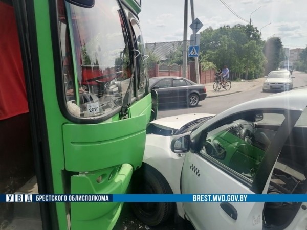 Автобус и такси столкнулись в Бресте Автобус и такси столкнулись в Бресте