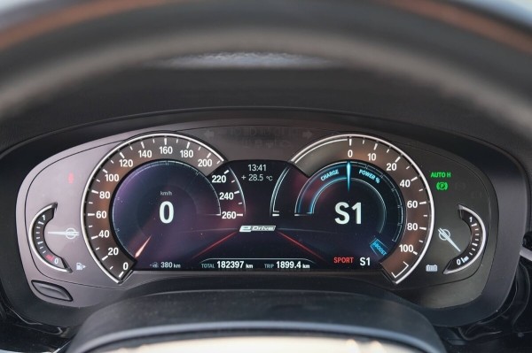 «За рулевую рейку — 850 евро, ступичный подшипник — $250». Белорус о владении BMW 530e (G30) и его обслуживании