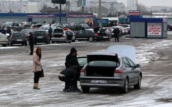 «Она стоила $16 900, но 300 долларов нам сбросили». Белорусы купили внедорожник в автохаусе — остались без денег и машины