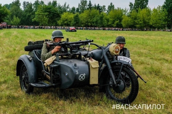 Около 250 белорусских и зарубежных реконструкторов воссоздали эпизоды обороны Брестской крепости Около 250 белорусских и зарубежных реконструкторов воссоздали эпизоды обороны Брестской крепости