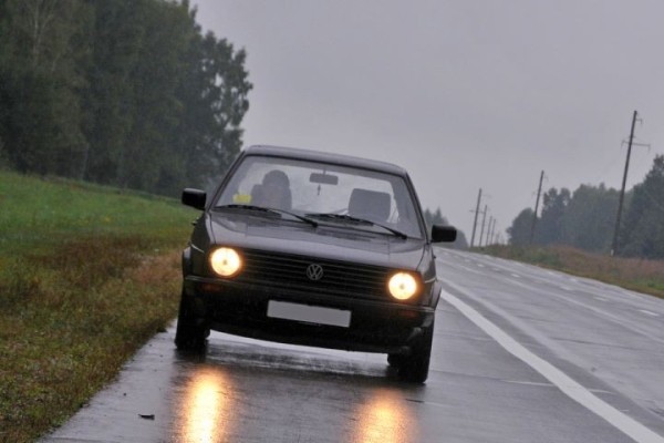 В Барановичах мужчины избили водителя и пассажиров авто за вождение с дальним светом фар