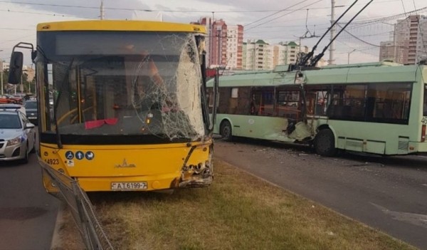 Возбуждено уголовное дело в отношении водителя Geely, спровоцировавшую аварию в Минске. Подробности и видео