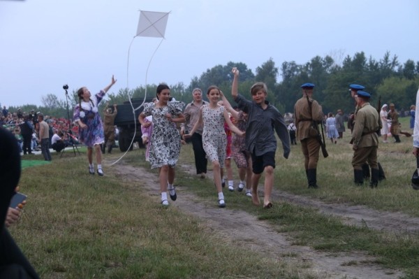 Около 250 белорусских и зарубежных реконструкторов воссоздали эпизоды обороны Брестской крепости Около 250 белорусских и зарубежных реконструкторов воссоздали эпизоды обороны Брестской крепости