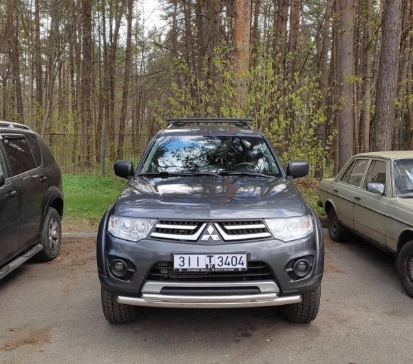 «Она стоила $16 900, но 300 долларов нам сбросили». Белорусы купили внедорожник в автохаусе — остались без денег и машины