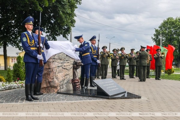 Памятный знак жертвам геноцида открыли на станции Барановичи-Центральные