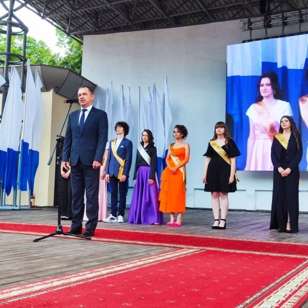 Праздник для выпускников «Алые паруса» прошел в Бресте Праздник для выпускников «Алые паруса» прошел в Бресте