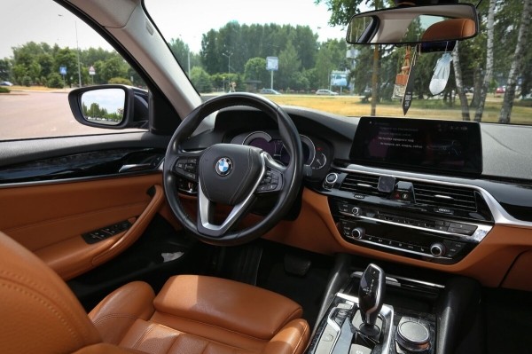 «За рулевую рейку — 850 евро, ступичный подшипник — $250». Белорус о владении BMW 530e (G30) и его обслуживании