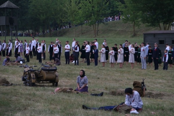 Около 250 белорусских и зарубежных реконструкторов воссоздали эпизоды обороны Брестской крепости Около 250 белорусских и зарубежных реконструкторов воссоздали эпизоды обороны Брестской крепости