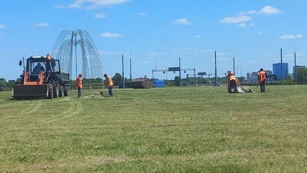 В Бресте продолжается покос травы. Где именно
В Бресте продолжается покос травы. Где именно