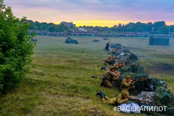 Около 250 белорусских и зарубежных реконструкторов воссоздали эпизоды обороны Брестской крепости Около 250 белорусских и зарубежных реконструкторов воссоздали эпизоды обороны Брестской крепости