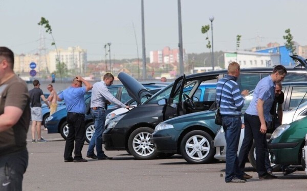 «Она стоила $16 900, но 300 долларов нам сбросили». Белорусы купили внедорожник в автохаусе — остались без денег и машины