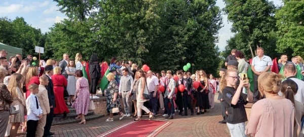 Праздник для выпускников «Алые паруса» прошел в Бресте Праздник для выпускников «Алые паруса» прошел в Бресте