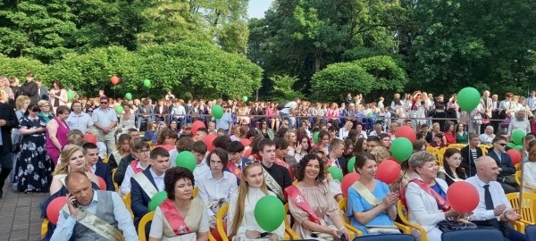 Праздник для выпускников «Алые паруса» прошел в Бресте Праздник для выпускников «Алые паруса» прошел в Бресте