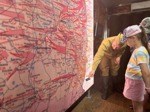 У кинотеатра «Беларусь» начала работу выездная передвижная экспозиция Белорусского государственного музея истории Великой Отечественной войны
У кинотеатра «Беларусь» начала работу выездная передвижная экспозиция Белорусского государственного музея истории Великой Отечественной войны