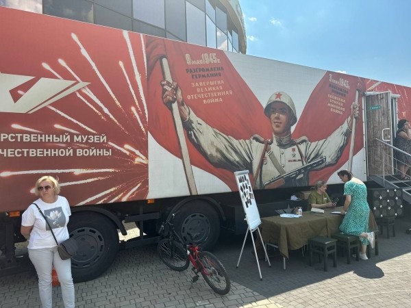 У кинотеатра «Беларусь» начала работу выездная передвижная экспозиция Белорусского государственного музея истории Великой Отечественной войны
У кинотеатра «Беларусь» начала работу выездная передвижная экспозиция Белорусского государственного музея истории Великой Отечественной войны