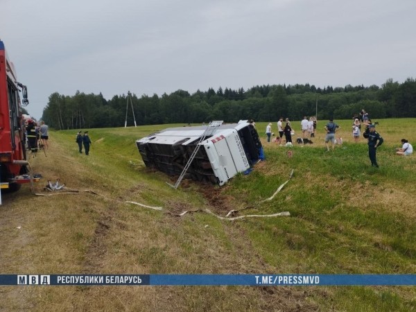 Под Витебском опрокинулся туристический автобус Под Витебском опрокинулся туристический автобус