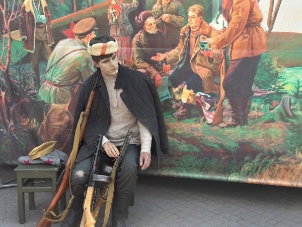 У кинотеатра «Беларусь» начала работу выездная передвижная экспозиция Белорусского государственного музея истории Великой Отечественной войны
У кинотеатра «Беларусь» начала работу выездная передвижная экспозиция Белорусского государственного музея истории Великой Отечественной войны