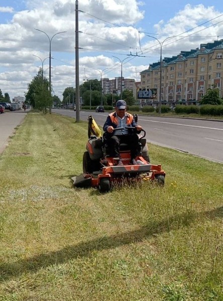 В Бресте продолжается покос травы. Где именно
В Бресте продолжается покос травы. Где именно