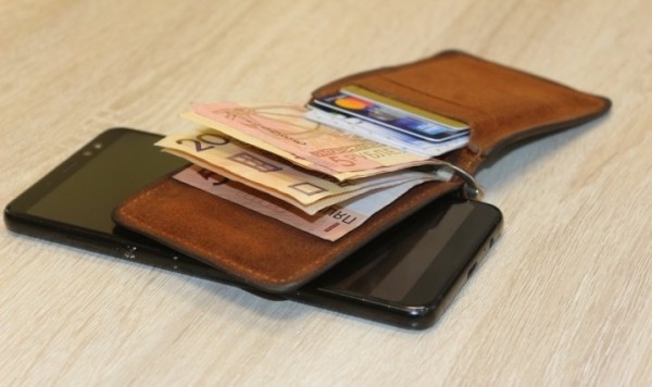 Учащаяся колледжа продавала свои банковские карточки и оказалась за решеткой