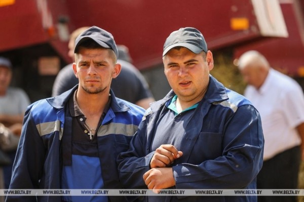 «Стараемся на деле проявлять заботу о людях», или Как в Кобринском районе начали жатву