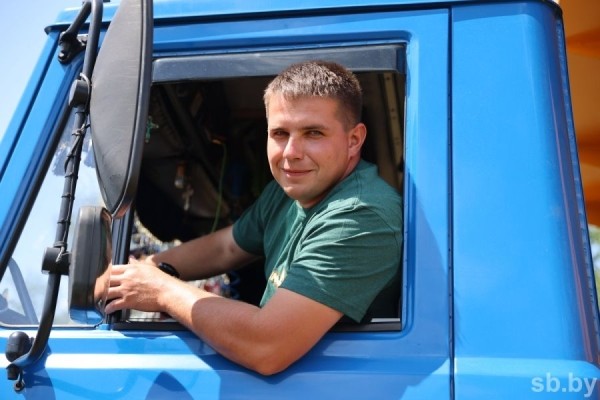 Посмотрели, как возле Бреста убирают озимый рапс Посмотрели, как возле Бреста убирают озимый рапс