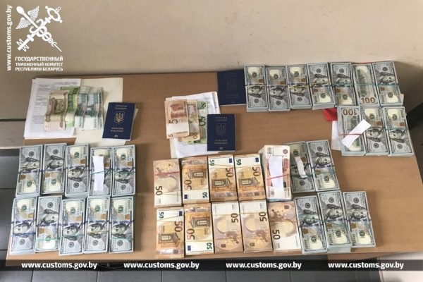 Задержана женщина, пытавшаяся незаконно провезти через ПП &laquo;Брест&raquo; почти 100 тысяч долларов