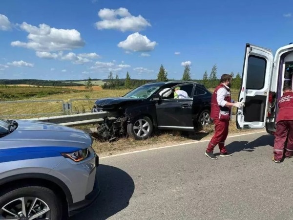 Под Минском Lexus напоролся на отбойник – водитель в реанимации