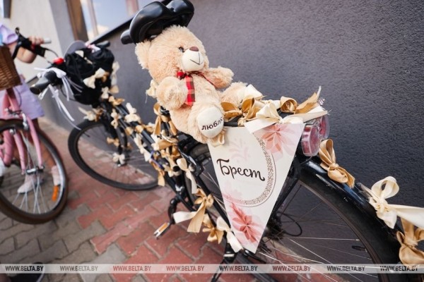 Велопарад на шпильках стал украшением Дня города Бреста