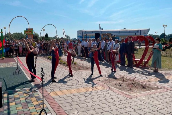 В Кобрине на набережной открыли воркаут-площадку