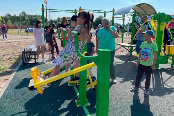 В Кобрине на набережной открыли воркаут-площадку