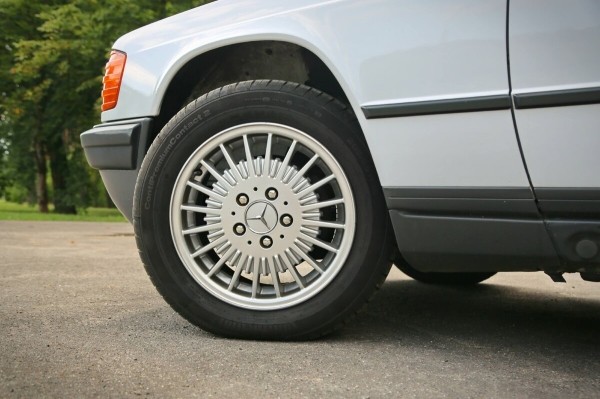 По прозвищу Baby-Benz. Показываем идеально сохранившийся Mercedes W201