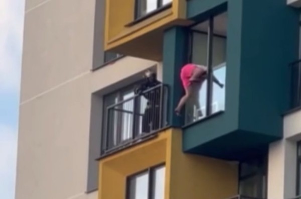 Жесть! Девушка спала на внешнем подоконнике на 24 этаже в Минск Мире