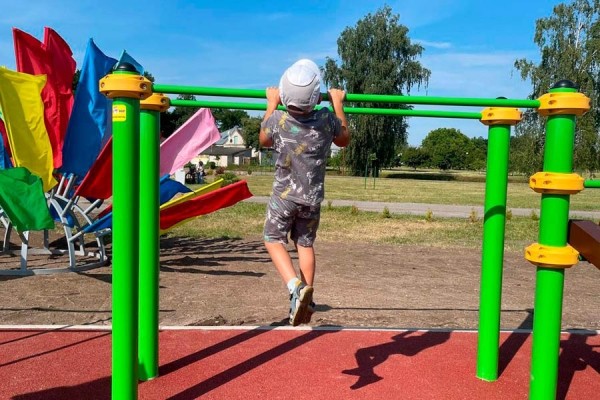 В Кобрине на набережной открыли воркаут-площадку