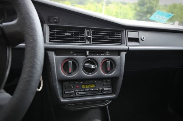 По прозвищу Baby-Benz. Показываем идеально сохранившийся Mercedes W201