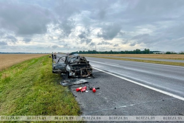 На трассе М1 в Березовском районе сгорел автомобиль