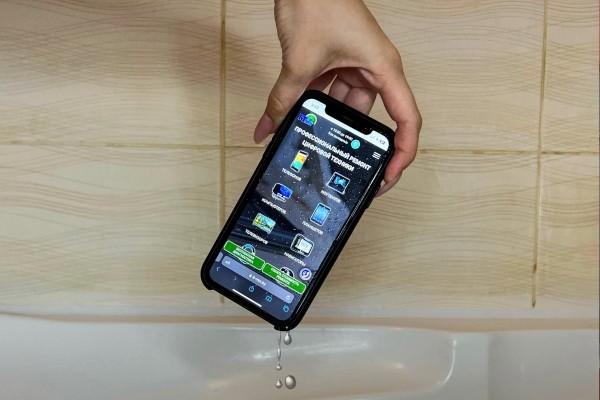 Смартфон упал в воду. Что делать?