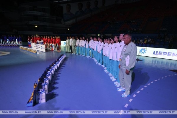 Горячая поддержка трибун, атмосфера дружбы и уважения на Играх. В Бресте наградили девушек-гандболисток