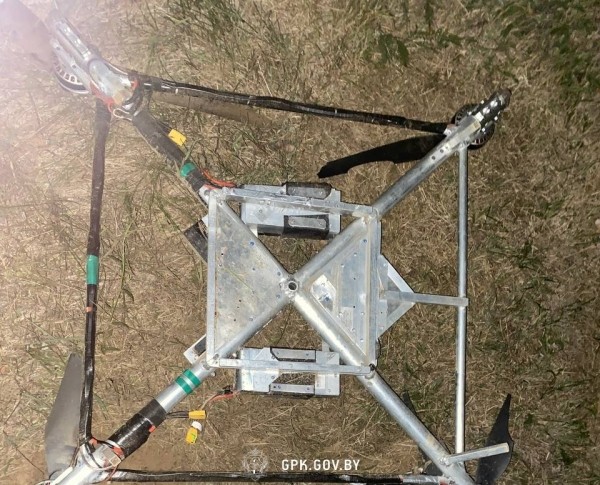 Литовцы сбили дрон, а сморгонские пограничники задержали тех, кто его запускал Литовцы сбили дрон, а сморгонские пограничники задержали тех, кто его запускал